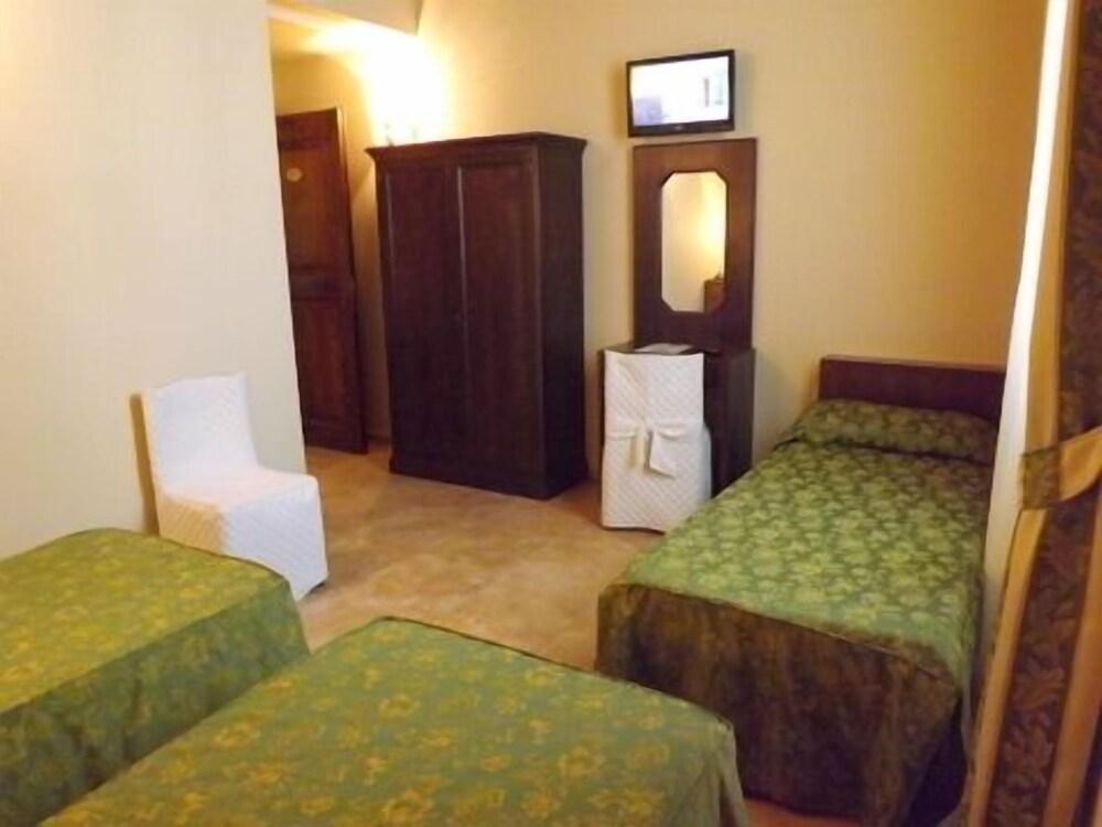 Hotel Relais Il Postiglione - Antica Posta Dei Chigi Campagnano Di Roma Exterior foto